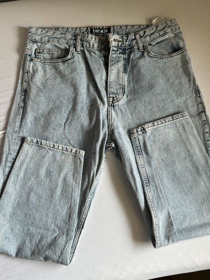 Jeans von der Marke DEF in Köln