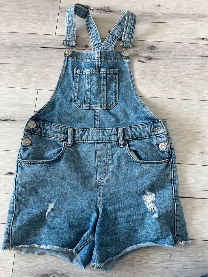 Latzhose Jeans Shorts 140 in Holzgerlingen