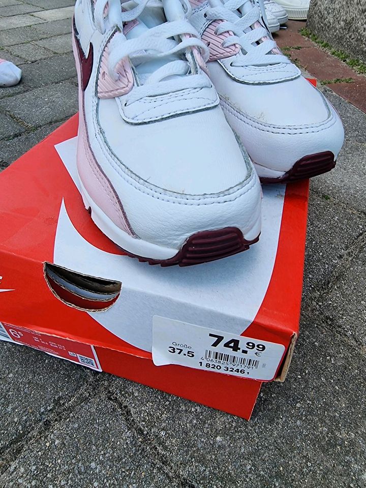 Mädchen Turnschuhe Nike Größe 34 in Cottbus