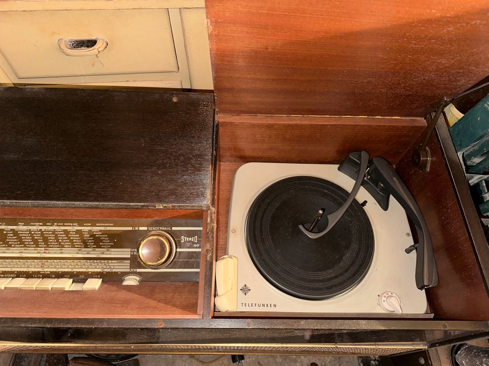 Radio und Schallplattenspielerschrank Antik in Scheßlitz