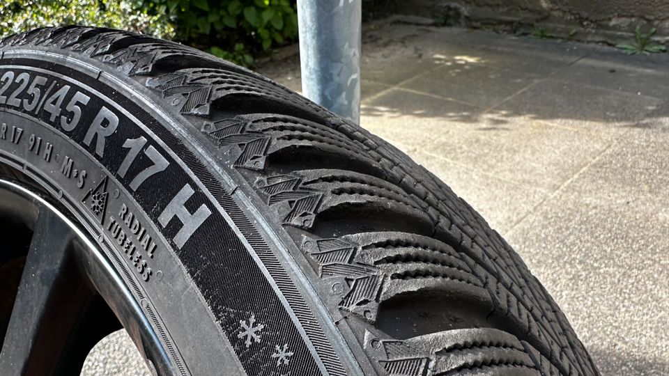 4x Winterreifen mit Alufelge (Autec) 225/45 R17 91 H Semperit in Essen