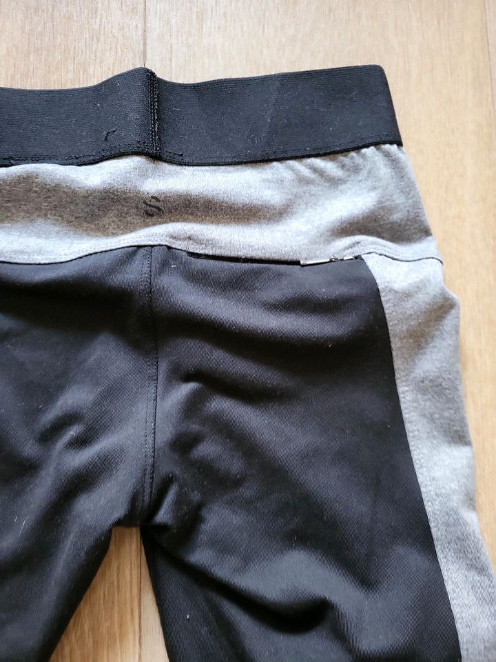 H&M Sportleggings Leggings grau schwarz Gr. XS in Radebeul