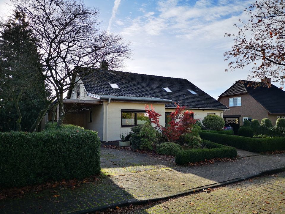 Dachgeschosswohnung im Zweifamilienhaus mit Carport und Garten in Kellinghusen