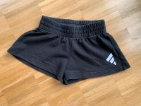 Adidas kurze Shorts in Größe 140 Baden-Württemberg - Reutlingen Vorschau