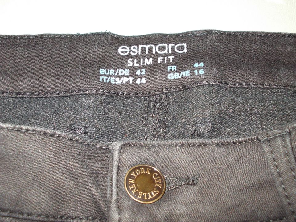 esmara Jeanshose schwarz Slim Fit Gr. 42 in Duisburg