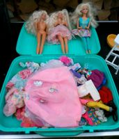 Verkaufe den kompletten Koffer mit Barbie Sachen Hessen - Limeshain Vorschau