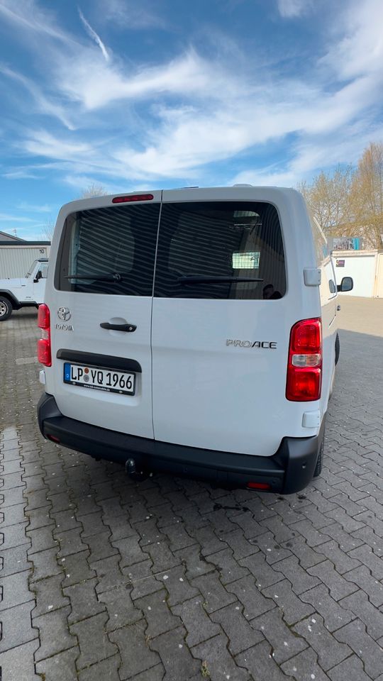 Toyota Proace Kastenwagen Anhängerkupplung AHK Umzug Transporter 5 6 7 8 9-Sitzer Diesel Minibus Transporter Bulli Handwerkerbulli mieten Sportwagen T6 Langzeitmiete Carplay Transit Sprinter Vito in Lippstadt