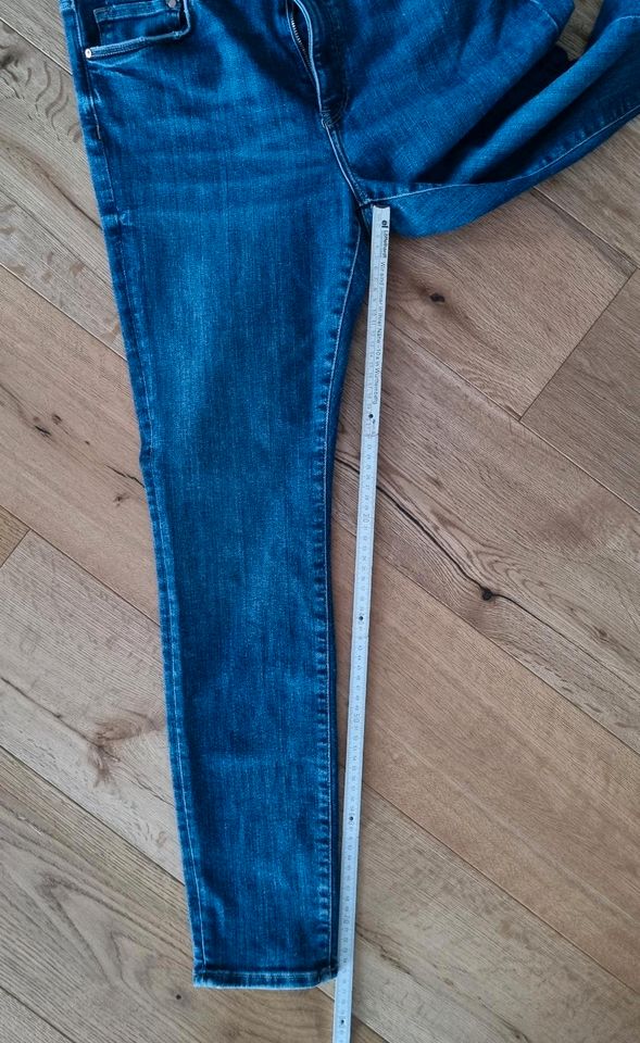 H&M+ Shaping Regular Jeans, Gr. 46 in Mötzingen