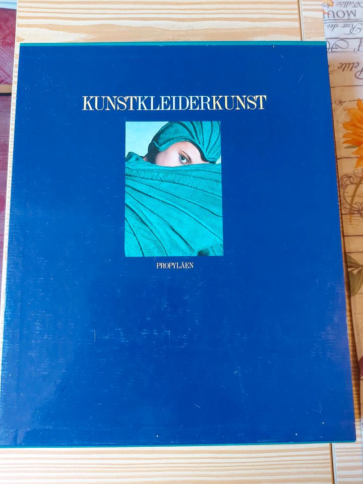 Buch Kunstkleiderkunst von Julie Schafler Dale  Propyläen in Augsburg