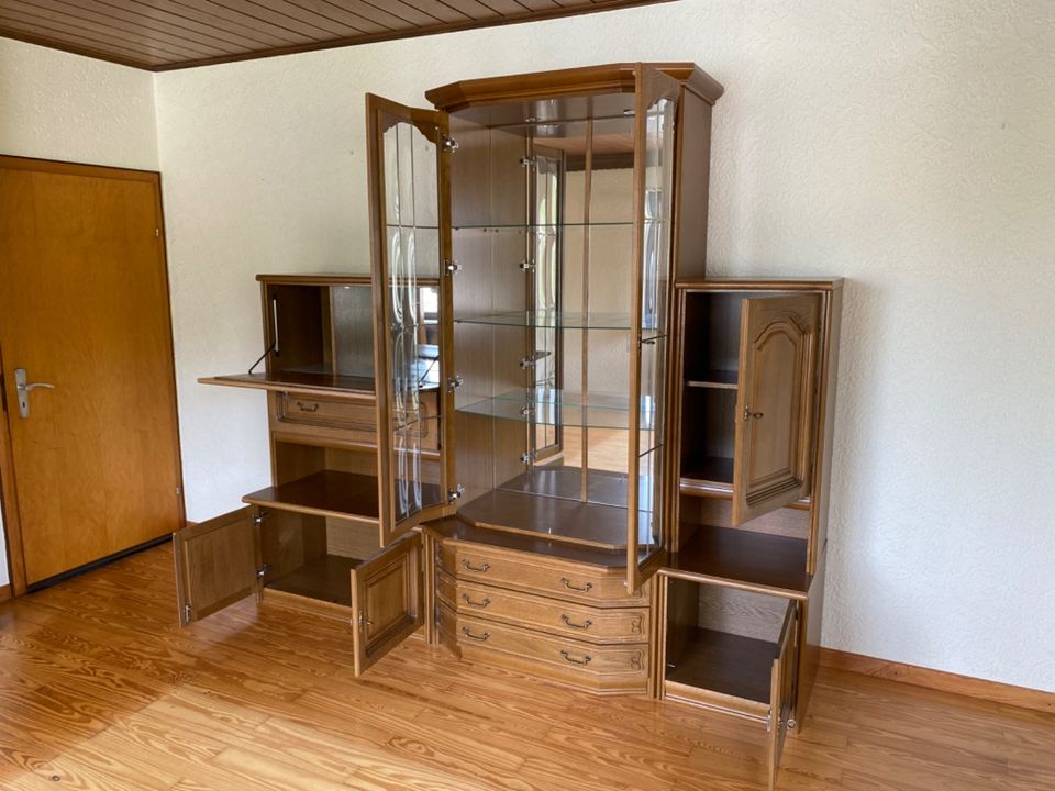 Wohnzimmerschrank mit Glastüren in Veldenz