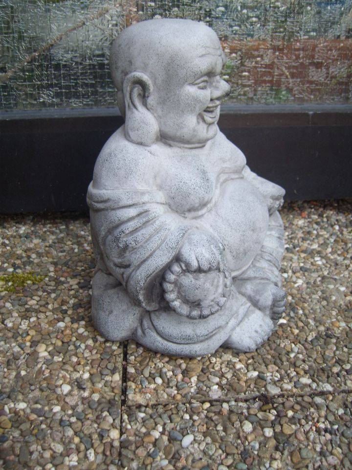 Lachender fröhlicher Buddha Glücksbuddha Glücksgott Hotei Budai in Vaihingen an der Enz