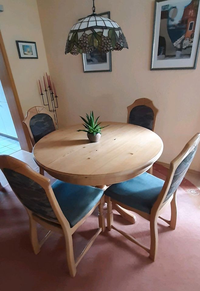Esstisch rund,ausziehbar, Massivholz mit 6 Stühlen in Bammental