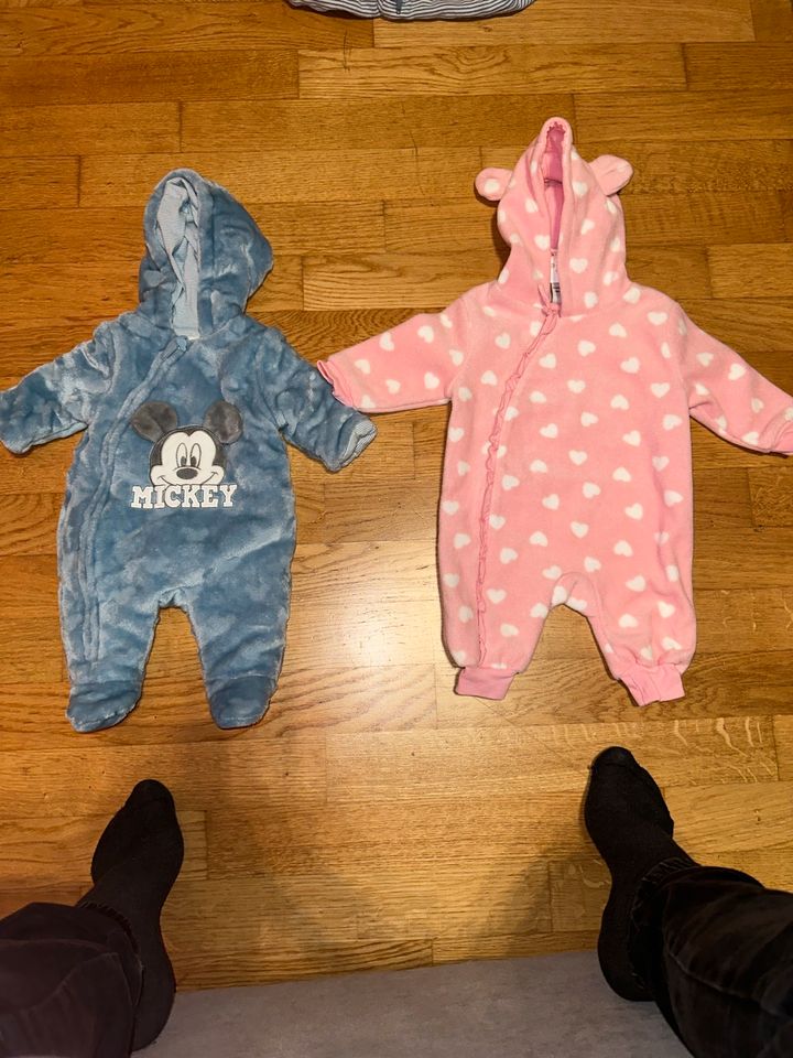 2 Baby Anzüge zu verkaufen in Düsseldorf