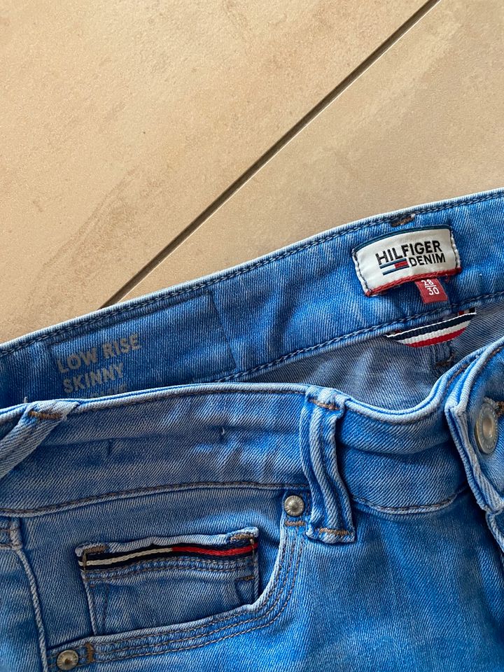 Tommy Hilfiger Damenjeans Gr. 28/30 in Eiterfeld