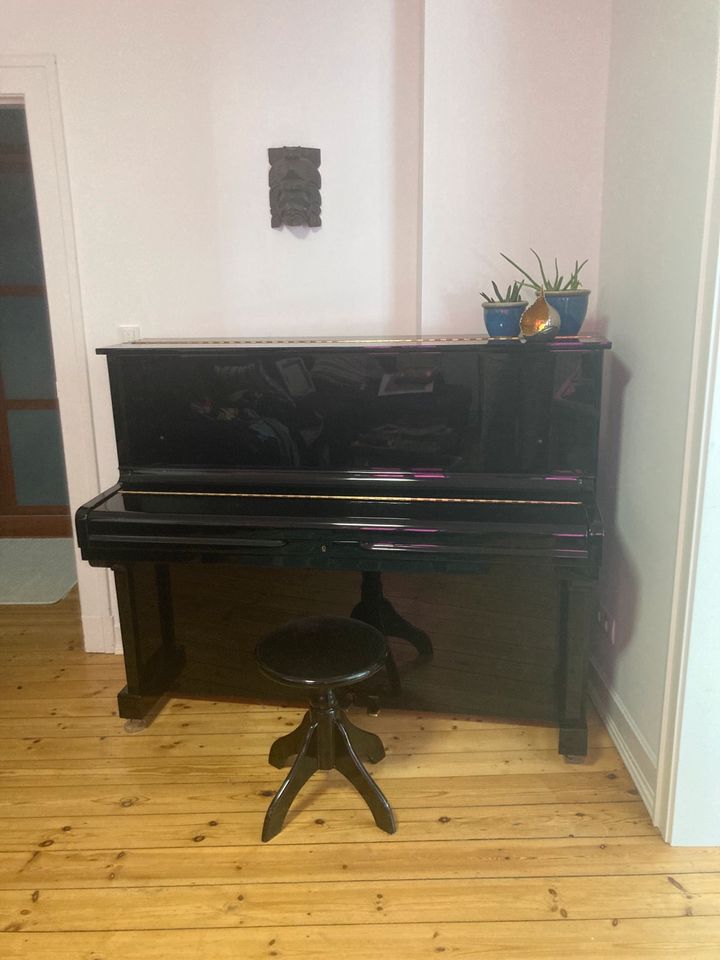 Schönes HYUNDAI Klavier U835 schwarz in top Zustand in Hamburg