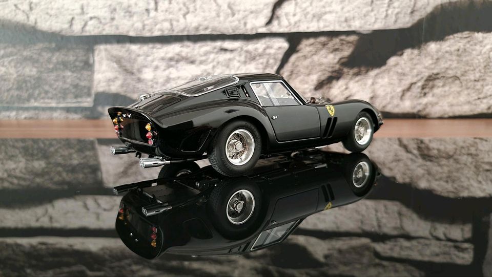 Ferrari 250 GTO Christmas Edition / CMC M-259 / Schwarz / 1:18 in Bremervörde