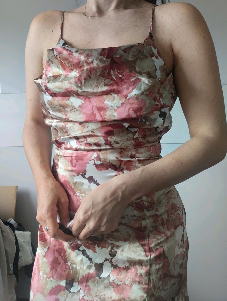 Kleid mit Blumen in Frechen