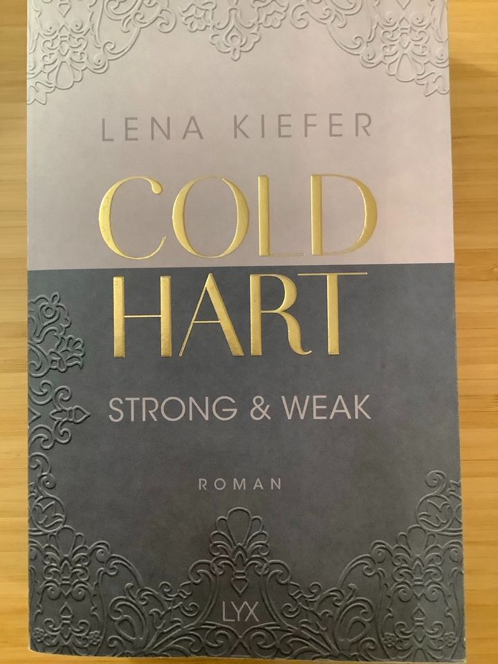 Lena Kiefer „Strong & Weak“ Bd. 2 der Cold Hart Triologie in Bad Driburg