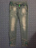 Stonewashed Jeans mit Einsätzen aus Spitze und grünen Knöpfen Bremen - Vegesack Vorschau