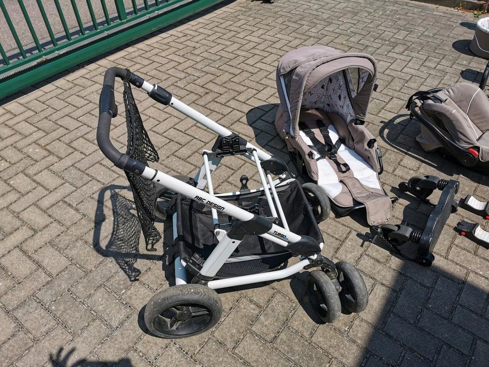 ABC Kinderwagen mit viel Zubehör in Chemnitz