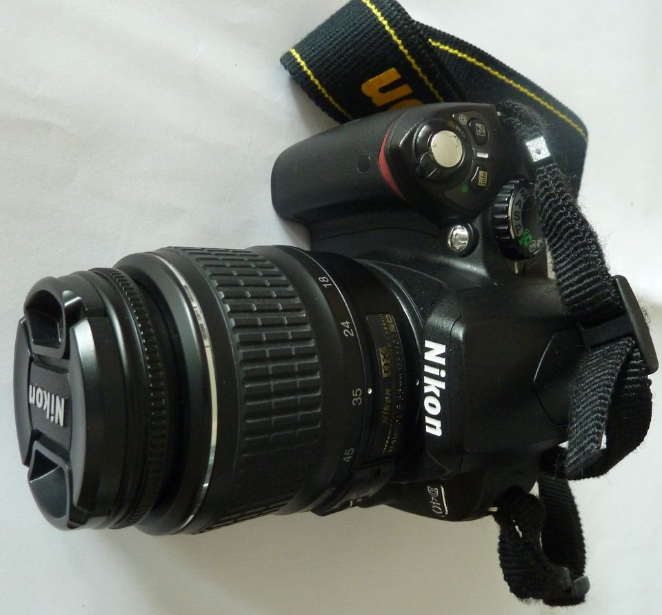 NIKON Digitalkamera D40 mit AF-S DX Zoom-Nikkor 18-55mm f/3.5-5.6 in Leverkusen