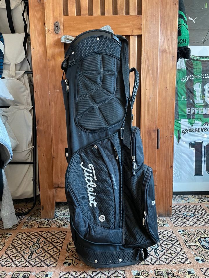 Golfbag/Golftragetasche von Titleist + 6 Eisen + 5 Bälle in Gießen