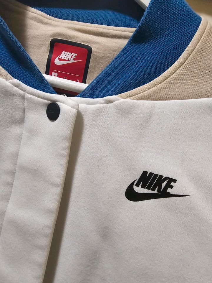 NIKE College jacke Gr.M Neuwertig in Rostock