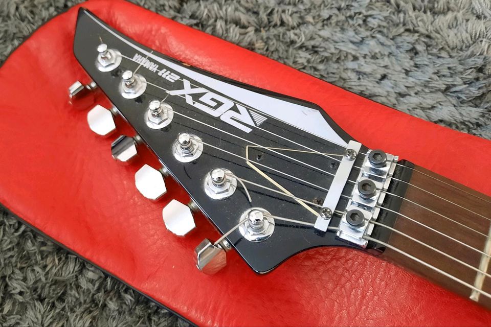 Yamaha E-Gitarre SGX 211 80s mit Tremolo-System in Bornheim