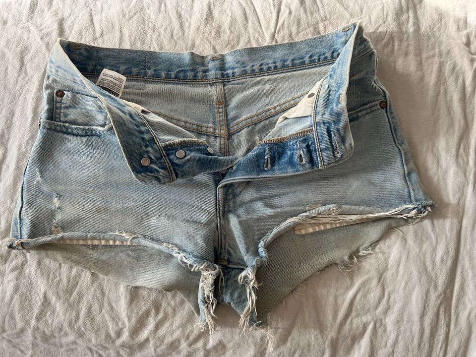 Levi’s jeans shorts W27 in Berlin