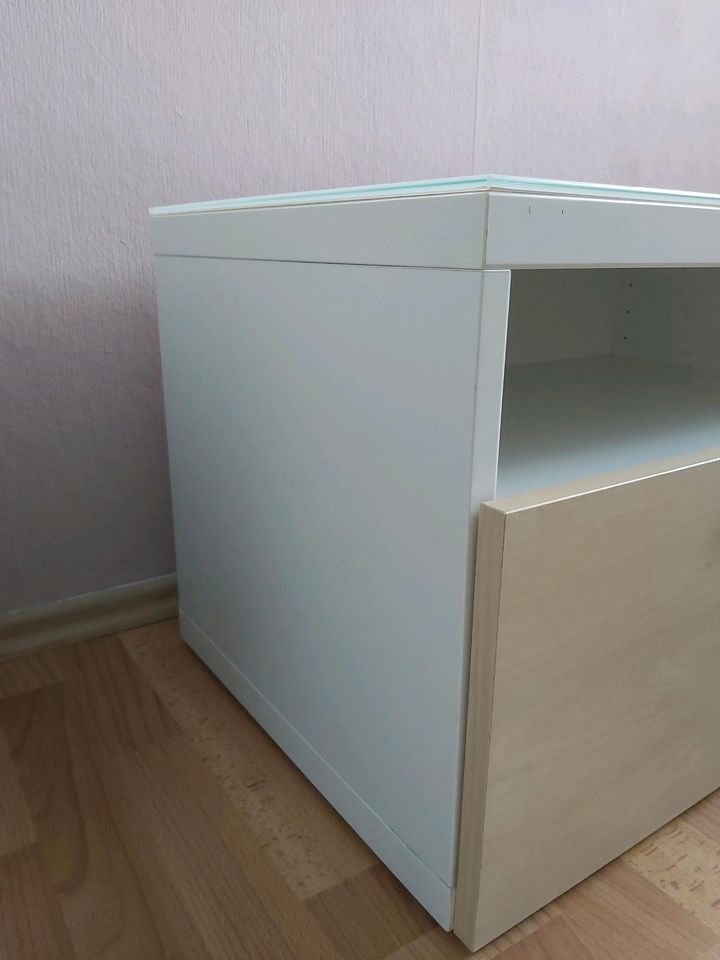 IKEA Tv Board mit Glasplatte in Springe