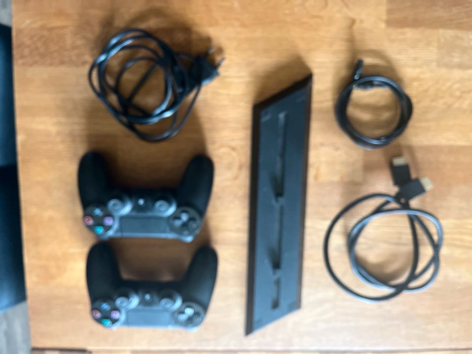 Sony Playstation 4 inkl. 2 Controller + Kabel in Cadenberge