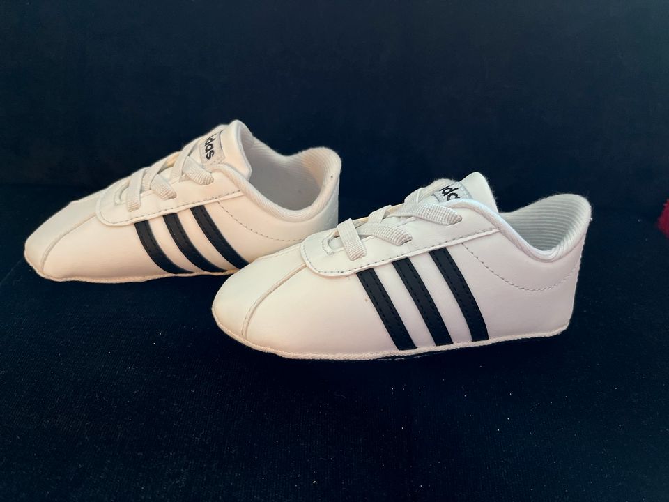 Kleine Adidas Kleinkindschuhe/Barfußschuhe in Neukirchen-Vluyn