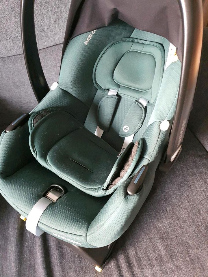 Maxi Cosi Cabrio Fix iSize Babyschale grün mit Station 1 Jahr alt in Neuenbürg