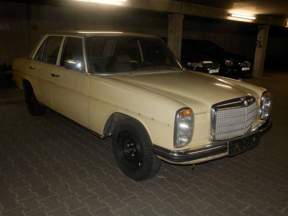 Mercedes-Benz  W114 W115 / 8  230.4 H-Zulassung in Durmersheim