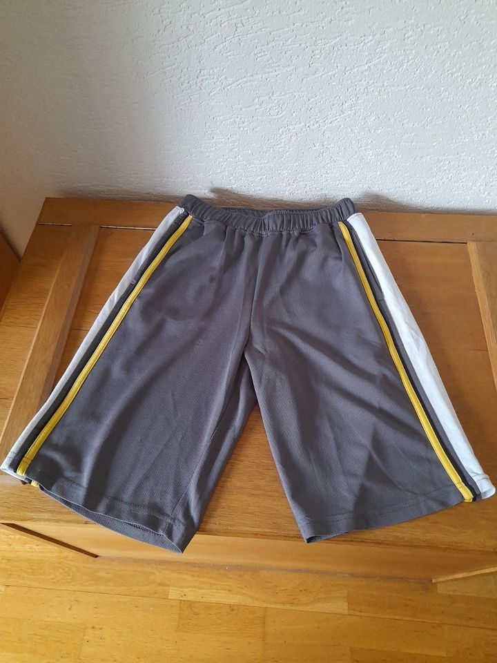 neuwertiges Sport- oder Freizeitset mit zusätzl. Shirt in Gr. 152 in Monheim