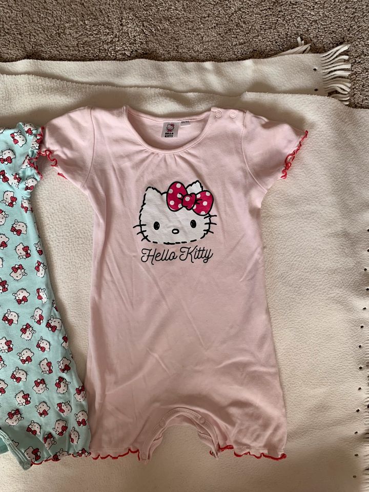 Sommer Anzug Hello Kitty Gr. 87/92 Zwillinge Mädchen in Neubörger