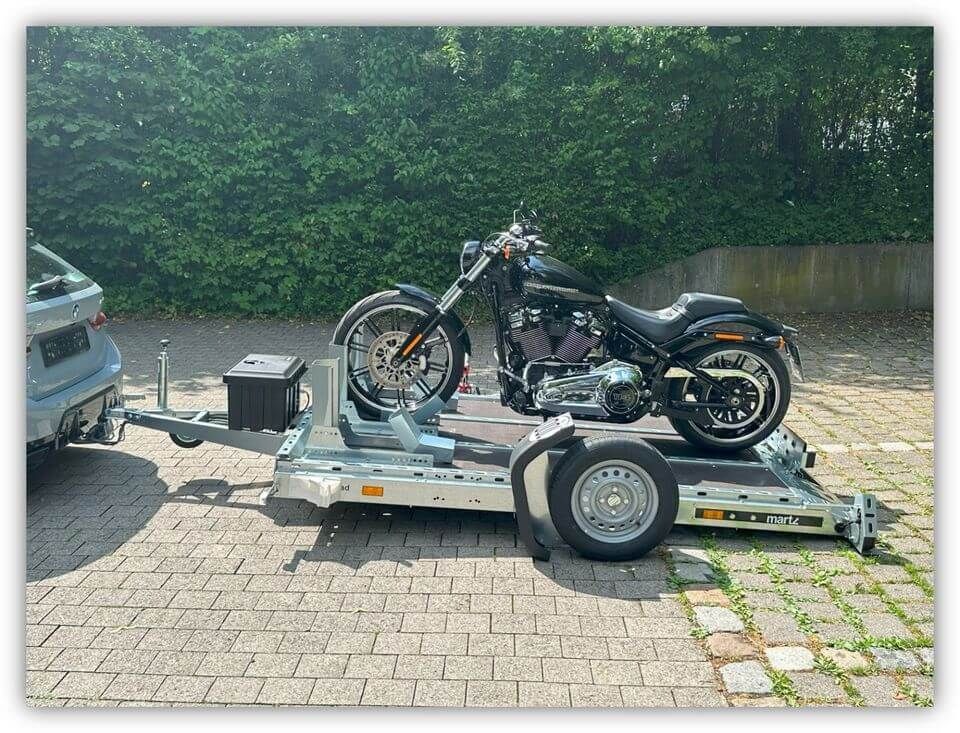 ★ Absenkanhänger Motorrad 750 kg 100 km/h online mieten - München in München