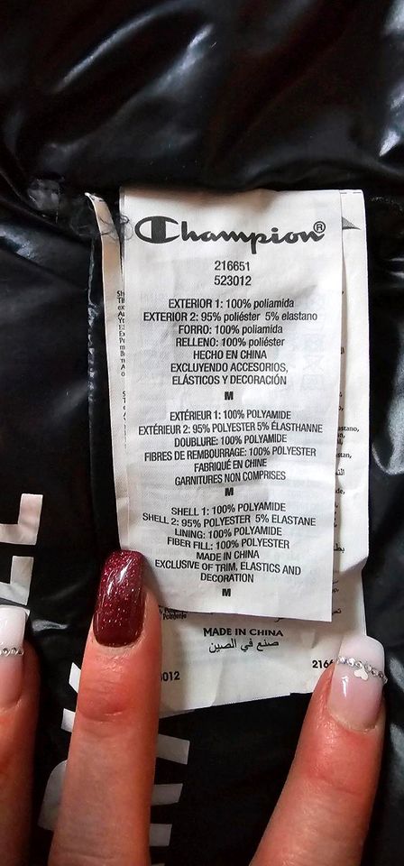 tolle Neuwertige schwarze Winterjacke von *Champion* in der Gr. M in Berlin