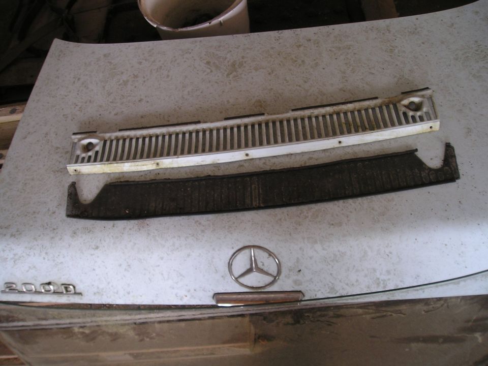 Mercedes W114, W115 Lüftungsgitter, Lufteinlass in Flieth-Stegelitz