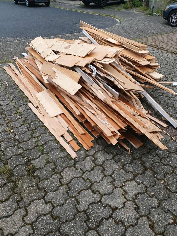 Ahornparkett (ca. 50-60m²) und Holz-Deckenleisten zu verschenken in Brühl