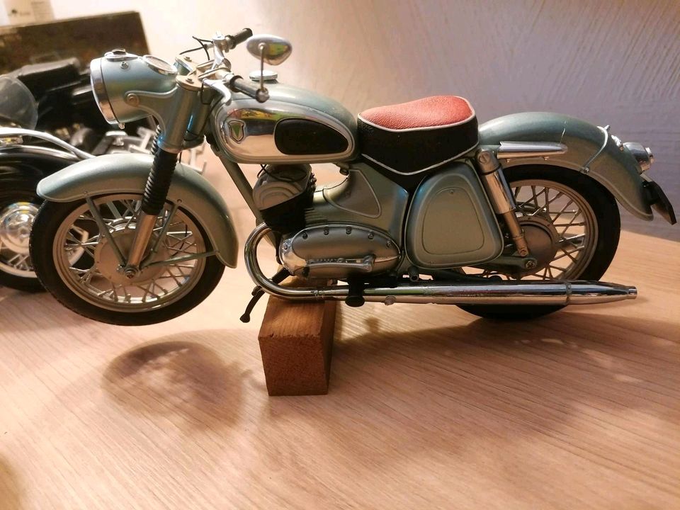 6 Motorrad Modelle Schuco 1:10 in Wissen