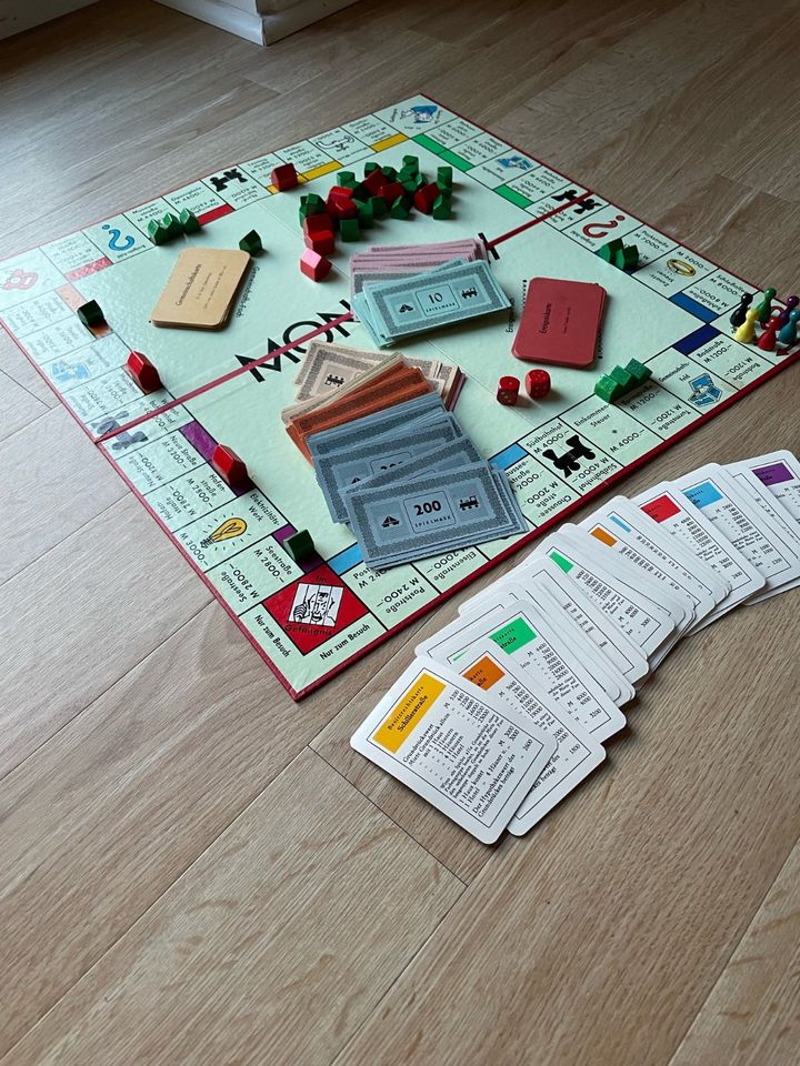 Monopoly 1960er Jahre alt Sammlerstück Holzfiguren in Leverkusen