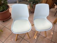 2 Stühle (weiß mit Stuhlbeinen aus hellem Holz) Hessen - Hasselroth Vorschau