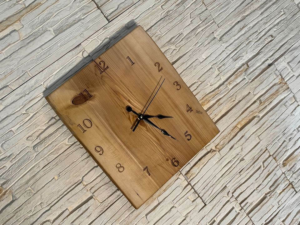 Wanduhr aus Holz mit Baumkante Gr L individuell Personalisiert in Lagerlechfeld