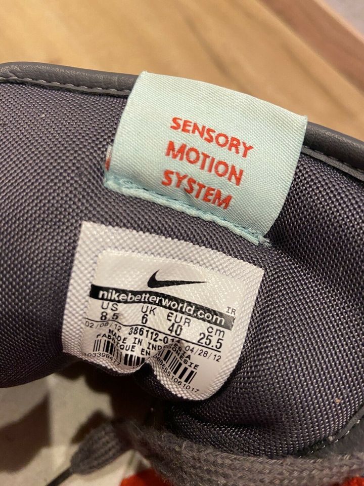 Nike Sensory Motion System 40 grau rot Sneaker Turnschuhe in Niestetal