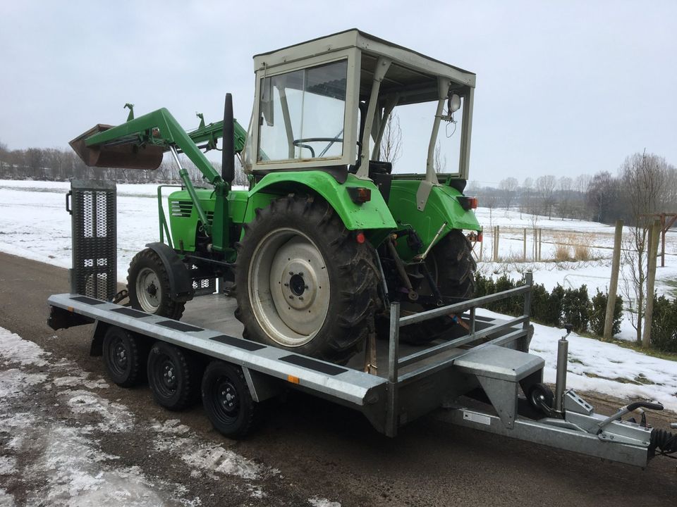 Transporte von Traktoren Baumaschinen Fahrzeuge in Triptis