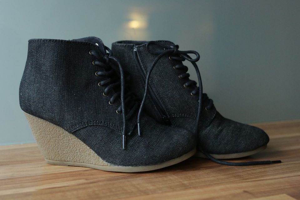 Schicker Jeans- Schuh mit Keilabsatz, Gr. 37 in Nortorf