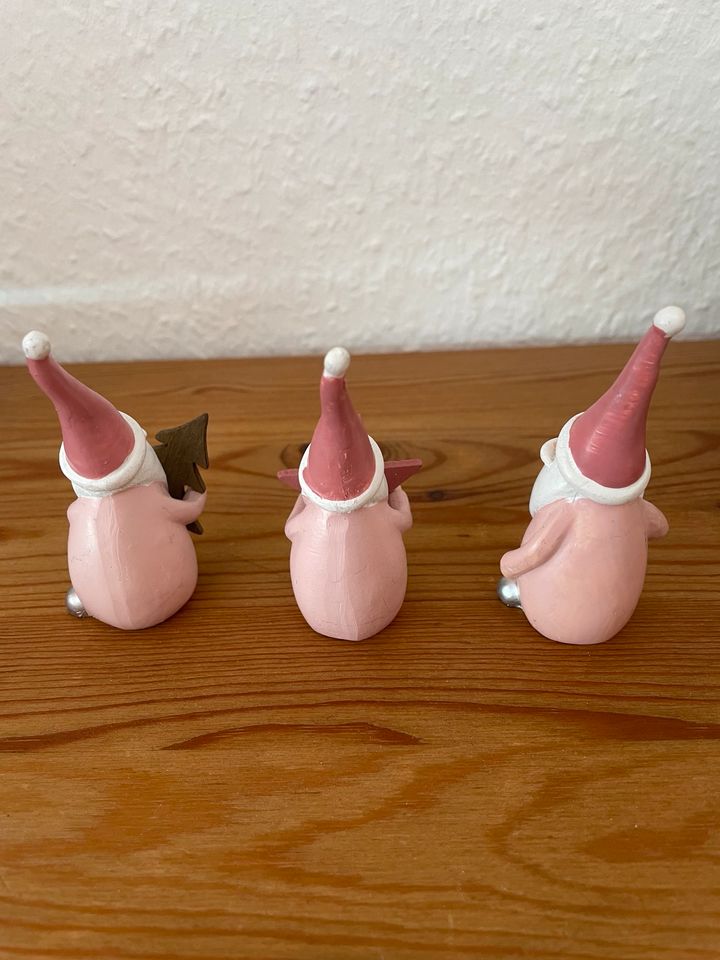 Drei kleine Weihnachtsmänner rosa mit Holz Ornamenten in Hamburg