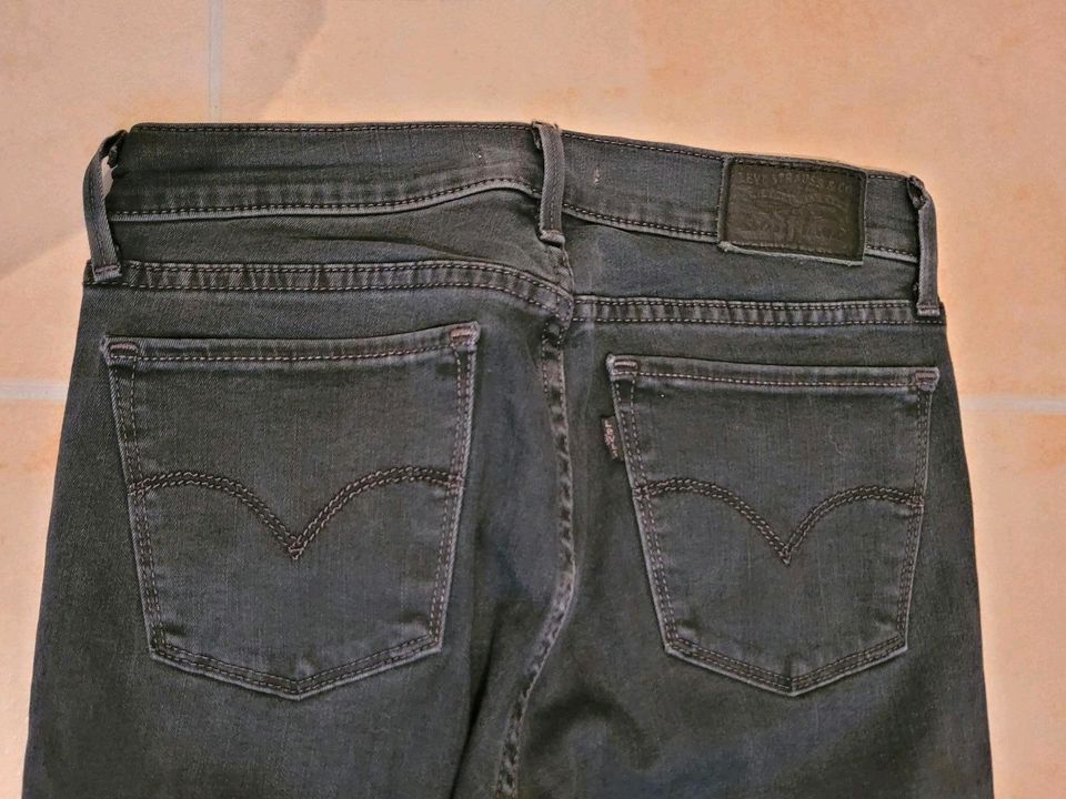 Neu Levis 710 Jeans dunkelgrau Gr. 27 in Nauheim