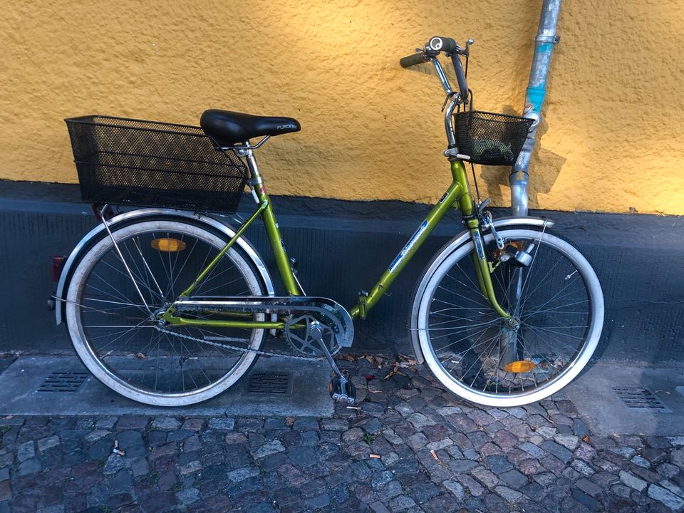 Fahrrad ist stabil und Dynamik beim treten in Berlin